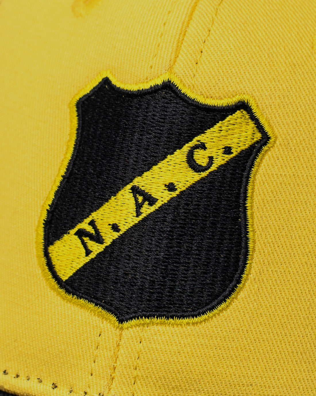 Pet geel NAC logo